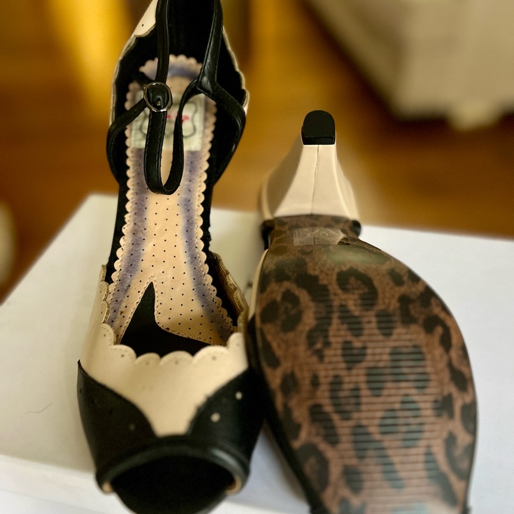 Bettie Page by Ellie Light Pink & Black Scalloped Mary Jane Heels - Picture 3 of 5